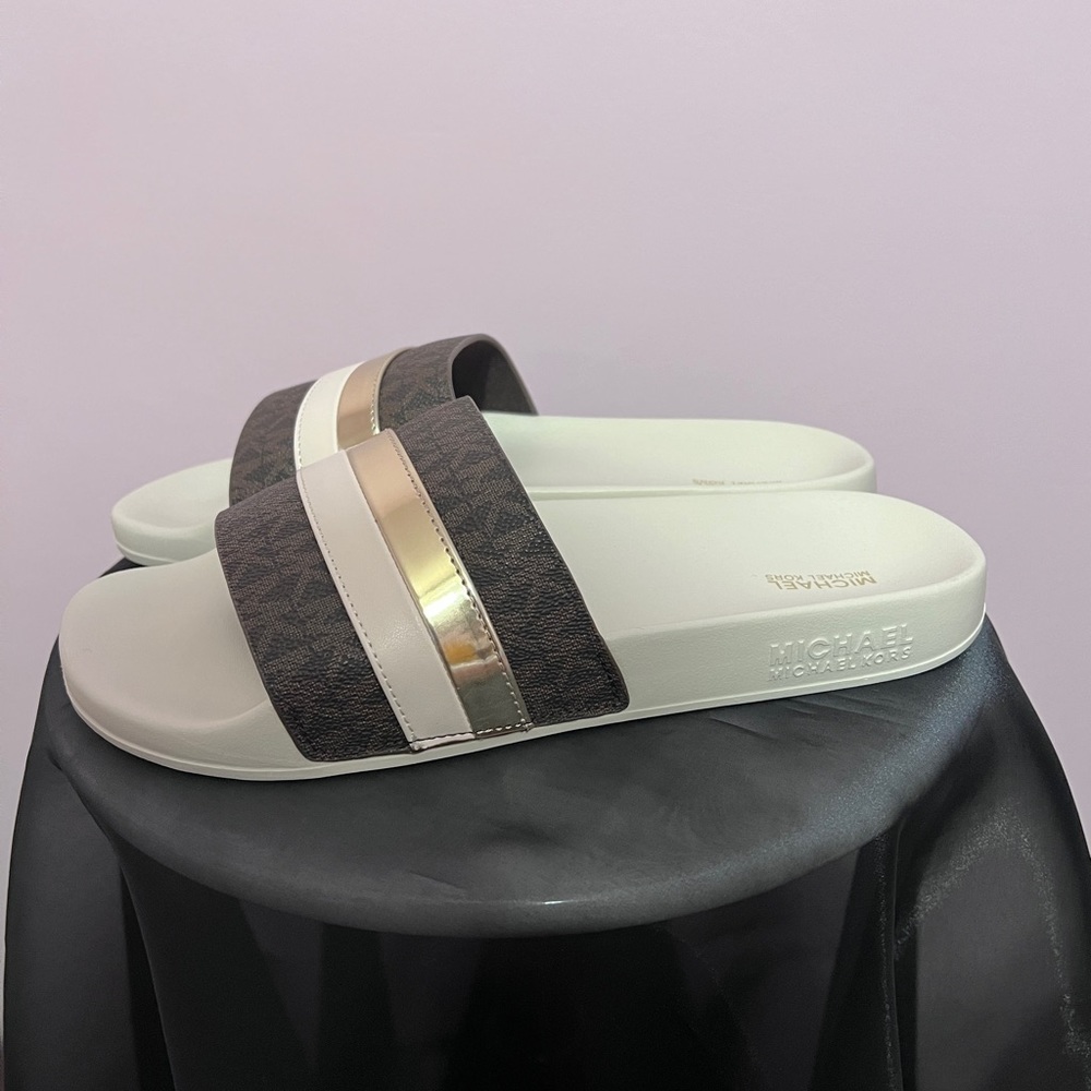 Michael Kors Logo Slides in light cream - Picture 5 of 6